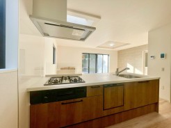 キッチンに立った位置から、リビングにいる家族に目線が届く見守りキッチン！
■八王子市鹿島　新築一戸建て■