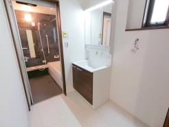 サニタリースペースには窓が備えられております。毎朝の身支度も、陽の光差し込む明るい空間で、快適にお使い頂けそうです。
■昭島市中神町2　新築一戸建て■