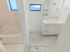 サニタリースペースには窓が備えられております。毎朝の身支度も、陽の光差し込む明るい空間で、快適にお使い頂けそうです。
■国分寺市北町2　新築一戸建■