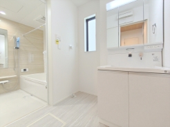 清潔なパウダールームは身だしなみチェックや肌のお手入れに最適です。収納もあり、スッキリと見映えの良い空間に拵えました。時間に余裕とゆとりを持たせます。
■昭島市福島町3　新築一戸建て■