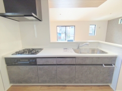 家族が集まるリビングダイニングキッチンは自然とコミュニケーションが取れる設計となっております。
■昭島市福島町3　新築一戸建て■