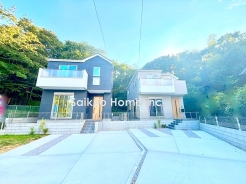 外壁にサイディング利用で、長く住んでも汚れにくい特徴があります。「ずっと住み続ける家」を実現した邸宅です。■稲城市平尾2　新築一戸建て■