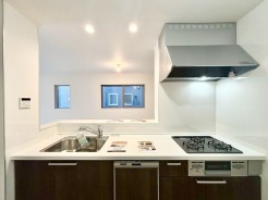 食器洗浄乾燥機、ビルトイン浄水器が装備された対面式カウンターキッチン。リビングが見渡せる設計は、小さなお子様がいるご家庭でも料理をしながら様子が伺える安心設計■稲城市平尾2　新築一戸建て■