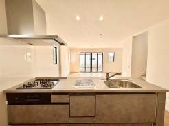 汚れ、キズ、衝撃、熱に強く清潔感のある人造大理石TOPのカウンターキッチンを採用。隙間の無いなめらか一体型シンクなのでお手入れも簡単。食器洗浄乾燥機、浄水器内蔵シャワー水栓採用
■府中市北山町2　新築一戸建て■