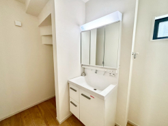 シンプルなデザインの洗面化粧台は使いやすく、お掃除も楽です。鏡の裏はすべて収納になっているので、ドライヤーなどすっきりと片付きます。
■府中市北山町2　新築一戸建て■