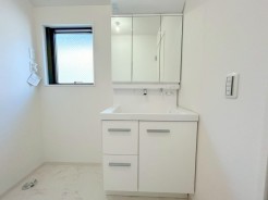 サニタリースペースには窓が備えられております。毎朝の身支度も、陽の光差し込む明るい空間で、快適にお使い頂けそうです。
■八王子市子安町3　新築一戸建■