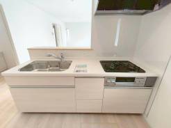 キッチンに立った位置から、リビングにいる家族に目線が届く見守りキッチン！
■三鷹市大沢5　新築一戸建て■