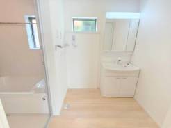 サニタリースペースには窓が備えられております。毎朝の身支度も、陽の光差し込む明るい空間で、快適にお使い頂けそうです。
■三鷹市大沢5　新築一戸建て■