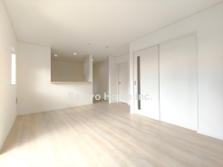 のびやかに広がるリビングは、一年を通して爽やかな光と風に癒される家族のなごみ空間です。■三鷹市大沢5　新築一戸建て■