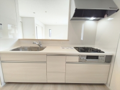 キッチンに立った位置から、リビングにいる家族に目線が届く見守りキッチン！
■三鷹市大沢5　新築一戸建て■