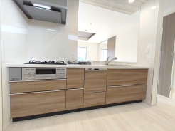 キッチンからリビング全体を見渡せるので、小さなお子様がいらしても様子を見ながら家事ができますね■府中市四谷4　新築一戸建て■