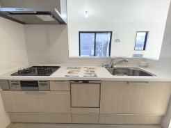 キッチンに立った位置から、リビングにいる家族に目線が届く見守りキッチン！
■日野市石田1　新築一戸建て■