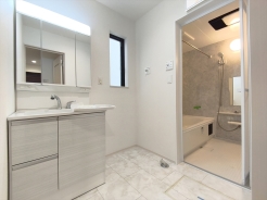 サニタリースペースには窓が備えられております。毎朝の身支度も、陽の光差し込む明るい空間で、快適にお使い頂けそうです。
■昭島市朝日町3　新築一戸建て■