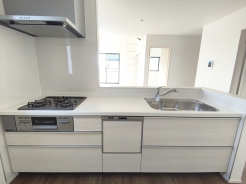 対面キッチなのでリビングにいる家族の様子がうかがえるので小さなお子様がいても安心ですね。
■昭島市朝日町3　新築一戸建て■