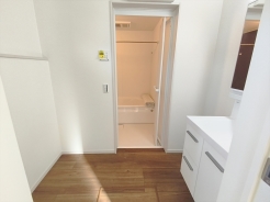 サニタリースペースには窓が備えられております。毎朝の身支度も、陽の光差し込む明るい空間で、快適にお使い頂けそうです。
■八王子市上柚木　新築戸建■