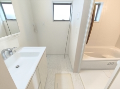 サニタリースペースには窓が備えられております。毎朝の身支度も、陽の光差し込む明るい空間で、快適にお使い頂けそうです。
■昭島市中神町2丁目　新築戸建て■