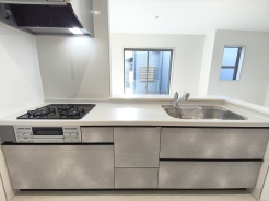 対面キッチなのでリビングにいる家族の様子がうかがえるので小さなお子様がいても安心ですね。
■昭島市中神町2丁目　新築戸建て■