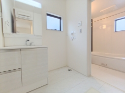 サニタリースペースには窓が備えられております。毎朝の身支度も、陽の光差し込む明るい空間で、快適にお使い頂けそうです。
■府中市北山町2　新築一戸建て■