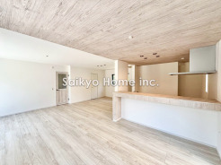 大画面ＴＶも余裕、インテリアプランが考えやすいワイドなリビング。対面キッチンでリビングにいるお子さまにも目が届きます。■多摩市聖ヶ丘2　新築一戸建て■