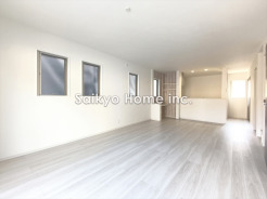 開放的な空間と、陽当たりが魅力のリビングルーム。家族の時間をゆったりと過ごせるプランニングになっています。
■八王子市長房町　新築一戸建て■