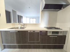 キッチンからリビング全体を見渡せるので、小さなお子様がいらしても様子を見ながら家事ができますね。
■八王子市長房町　新築一戸建て■