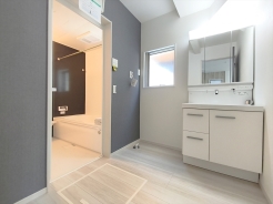 サニタリースペースには窓が備えられております。毎朝の身支度も、陽の光差し込む明るい空間で、快適にお使い頂けそうです。
■八王子市長房町　新築一戸建て■