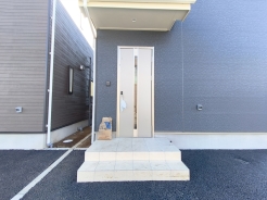 玄関はおうちの顔です。いつも明るくキレイな状態でご家族の帰りをお待ちします。お子様のお留守番にも安心なTVモニター付インターホン完備です。
■国分寺市東戸倉1　新築一戸建て■