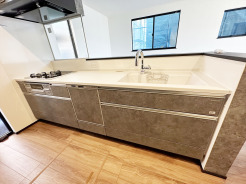 食洗機設置のシステムキッチン。人造大理石トップは、パン作りやお菓子作りの際もそのまま調理台として使用できます。お子様と一緒にホームメイドはいかがですか？■三鷹市北野2　新築一戸建て■