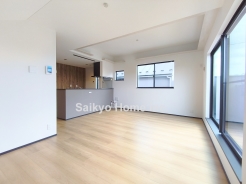 リビングを中心とした家族のコミュニケーションを作り出すリビング階段。お子様の「ただいま」の声を、顔を会わせて聞くことができます。大きな窓を配置し明るく開放感ある設計。■三鷹市北野2　新築一戸建て■