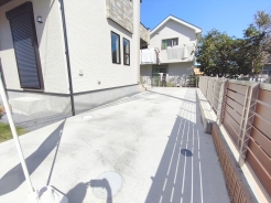 カースペースは2台可。子育て世代や車2台を条件にお探しの方には必見です！
■日野市栄町4　新築一戸建て■