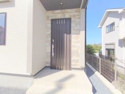 玄関はおうちの顔です。いつも明るくキレイな状態でご家族の帰りをお待ちします。お子様のお留守番にも安心なTVモニター付インターホン完備です。
■日野市栄町4　新築一戸建て■