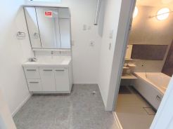 サニタリースペースには窓が備えられております。毎朝の身支度も、陽の光差し込む明るい空間で、快適にお使い頂けそうです。
■立川市柏町3　新築一戸建■