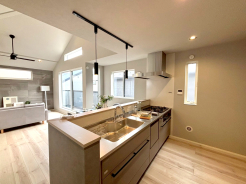 オープンなカフェスタイルキッチンはご夫婦やお子様と一緒に料理も楽しそう！出来上がったお料理を運ぶお手伝いも増えそうですね。毎日の家事をちょっとラクにする食洗機付！
■府中市四谷1　新築一戸建■