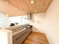 汚れ、キズ、衝撃、熱に強く清潔感のある人造大理石TOPのカウンターキッチンを採用。隙間の無いなめらか一体型シンクなのでお手入れも簡単。食器洗浄乾燥機、浄水器内蔵シャワー水栓採用
■府中市四谷1　新築一戸建■