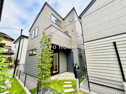 街に溶けこみ美しい景観を生み出すこの邸宅は採光や風通しまで考え抜いて造りあげました。
■府中市四谷1　新築一戸建■