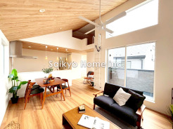 大きな窓から光が差し込み、家族みんなを明るく照らしてくれます。家族みんなが集まる空間がいつでも明るいのは嬉しいですね。
■府中市四谷1　新築一戸建■