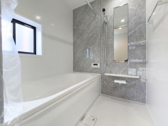 一日の疲れを癒すための心地よいバスタイムを演出する浴室はゆとりあるサイズを採用。浴室乾燥機付き！
■立川市柏町4　新築一戸建■