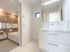 サニタリースペースには窓が備えられております。毎朝の身支度も、陽の光差し込む明るい空間で、快適にお使い頂けそうです。
図■府中市分梅町1　新築一戸建■