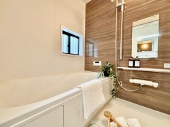 一日の疲れを癒すための心地よい浴室はゆとりあるサイズを採用。浴室乾燥機付き！汚れにくくお手入れしやすい浴室です。
■府中市新町3丁目　新築戸建て■