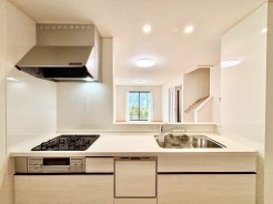 キッチンからリビング全体を見渡せるので、小さなお子様がいらしても様子を見ながら家事ができますね
■府中市新町3丁目　新築戸建て■