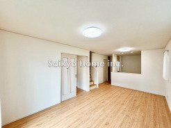 一日の中で多くの時間を過すことになるリビングダイニングだからこそ、いつも穏やかな空間であることが必然。爽やかな通風と採光を存分に感じる事が出来る空間です。
■府中市新町3丁目　新築戸建て■