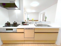 対面キッチなのでリビングにいる家族の様子がうかがえるので小さなお子様がいても安心ですね。■小平市美園町3丁目　新築戸建て■