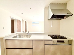 オープンなカフェスタイルキッチンはご夫婦で、お子様と一緒に料理も楽しそう！毎日の家事をちょっとラクにする食洗機付！■府中市白糸台3　新築一戸建て■