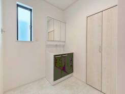 清潔なパウダールームは身だしなみチェックや肌のお手入れに最適です。収納もあり、スッキリと見映えの良い空間に拵えました。時間に余裕とゆとりを持たせます。
■小平市小川町1　新築一戸建■