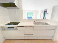 キッチンからリビング全体を見渡せるので、小さなお子様がいらしても様子を見ながら家事ができますね。
■小平市小川町1　新築一戸建■