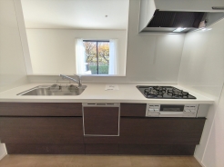 対面キッチなのでリビングにいる家族の様子がうかがえるので小さなお子様がいても安心ですね。
■小平市小川町1　新築一戸建て■