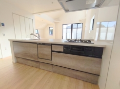 キッチンからリビング全体を見渡せるので、小さなお子様がいらしても様子を見ながら家事ができますね。
■国分寺市高木町3　新築一戸建て■