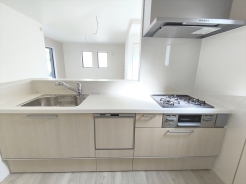 キッチンからリビング全体を見渡せるので、小さなお子様がいらしても様子を見ながら家事ができますね
■八王子市子安町1　新築一戸建て■