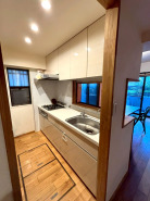 白を基調にした清潔感あふれるキッチン。広々したシステムキッチンは使いやすく、家事仕事もはかどりそうですね。■立川市錦町6　マンション■