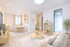 16帖の広々LDK。南に面した窓からは暖かな陽光がたっぷり差し込みます。また通気性にも優れた設計です。※家具等はCG加工しております。
■立川市一番町1　新築一戸建て■